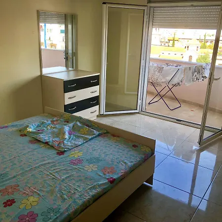 Flo's Spacious Apartament *