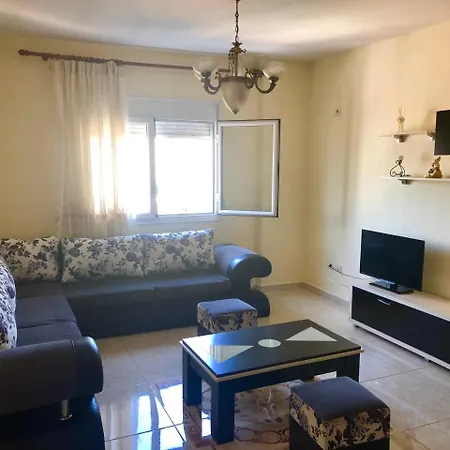 Flo's Spacious Tirana