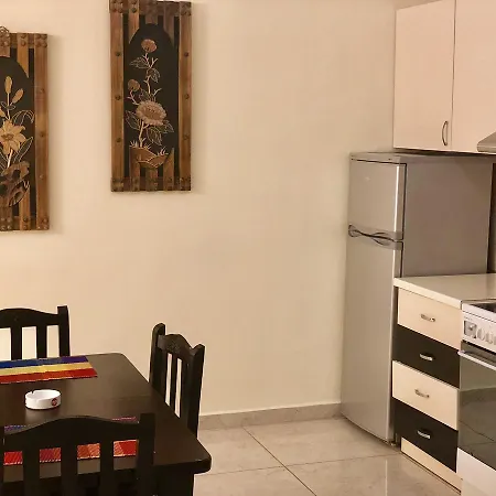 Flo's Spacious Apartament *